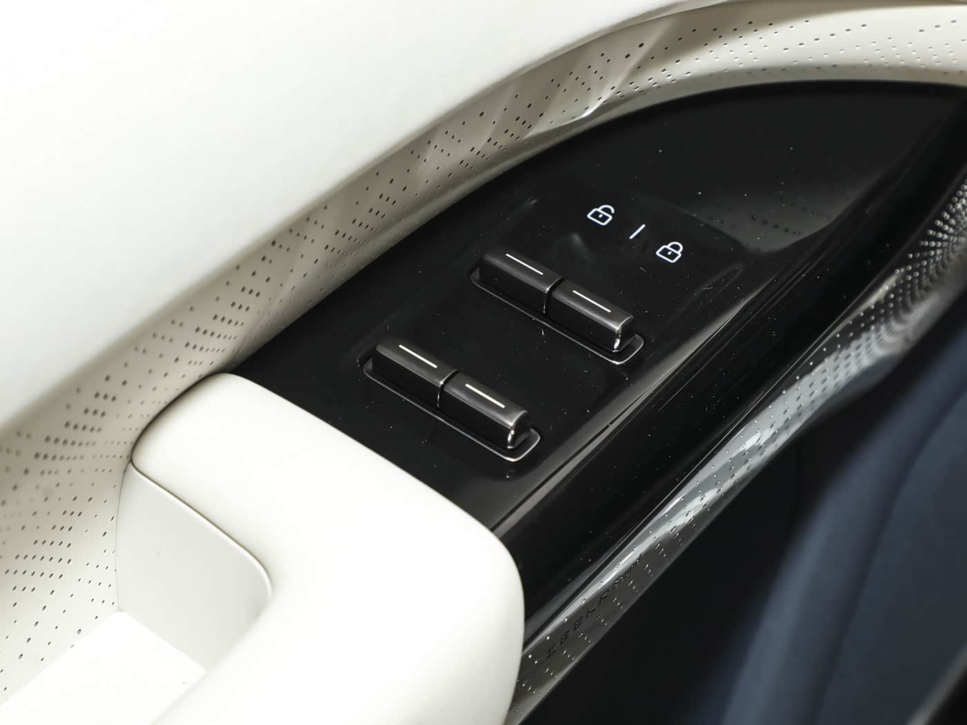 ZEEKR 7X Standard RWD | Compact Electric SUV — FOB Nansha Export