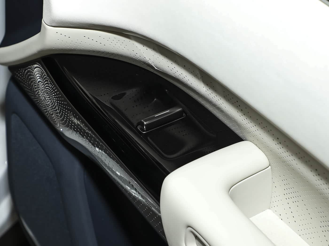 ZEEKR 7X Standard RWD | Compact Electric SUV — FOB Nansha Export