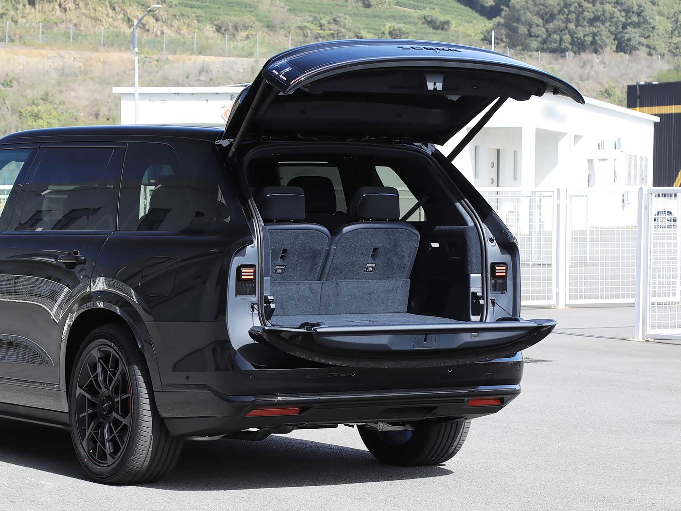ZEEKR 9X 2025 Obsidian Black Edition | 70kWh 1030kW PHEV SUV — FOB Nansha Export